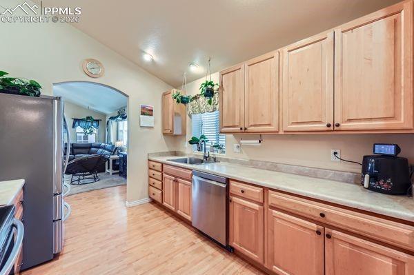 Image 9 of 30: Kitchen