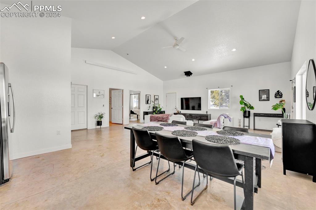 Image 14 of 31: Dining Area