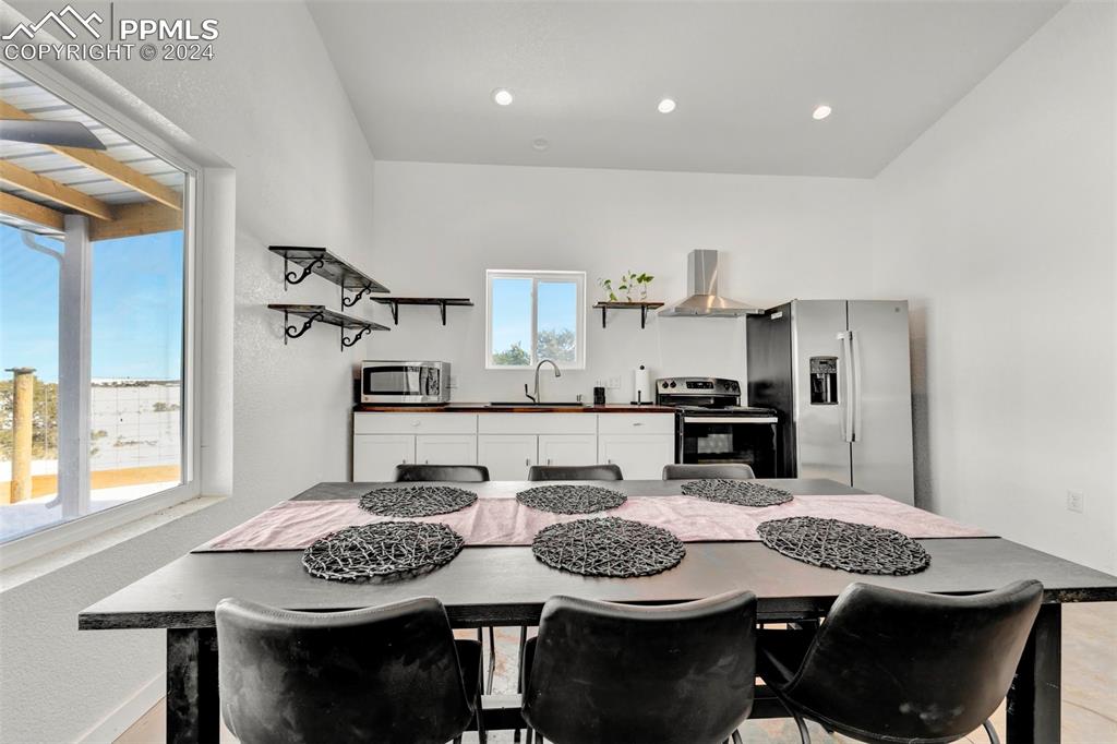 Image 15 of 31: Kitchen