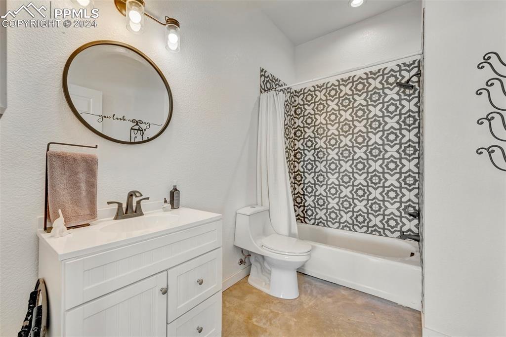 Image 17 of 31: Bathroom