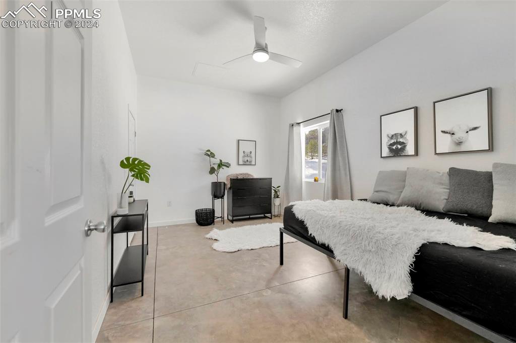 Image 19 of 31: Bedroom