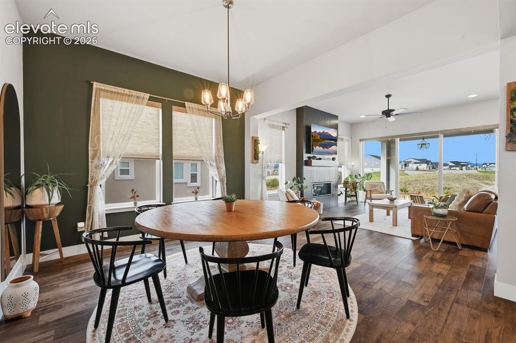 Image 14 of 44: Dining Area