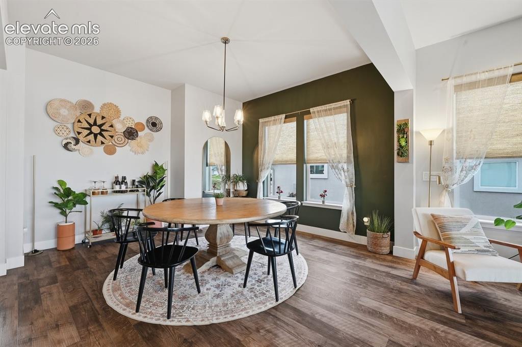 Image 16 of 44: Dining Area