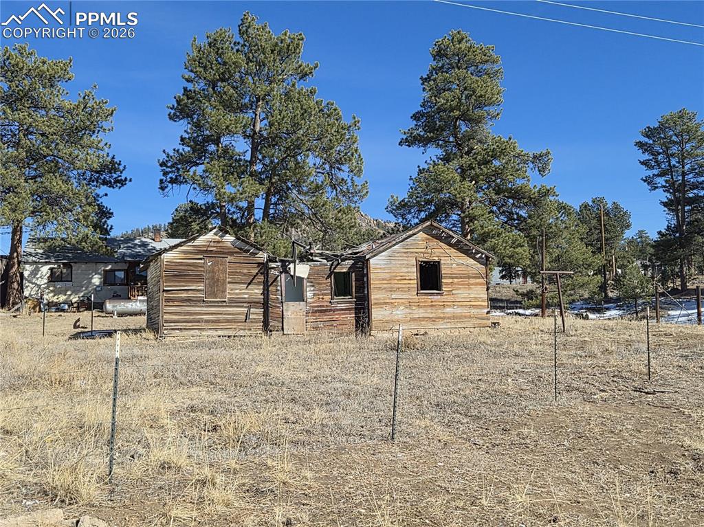 Image 24 of 31: Yard