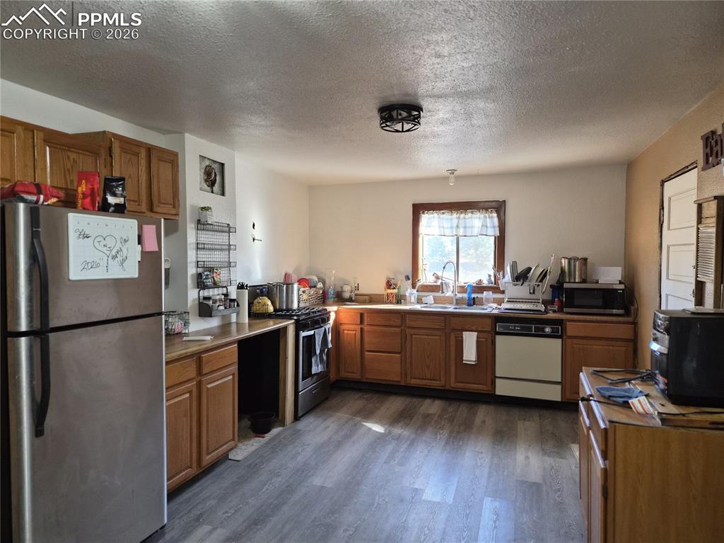 Image 27 of 31: Kitchen