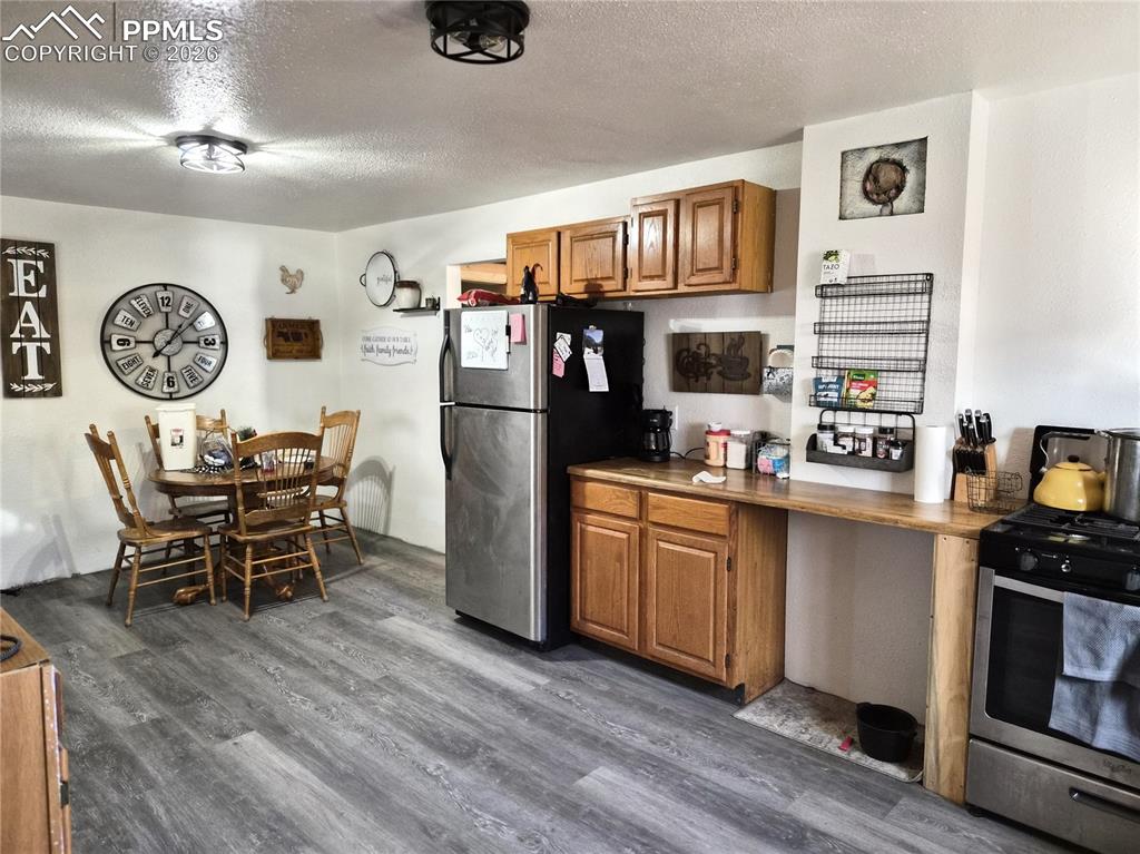 Image 28 of 31: Kitchen