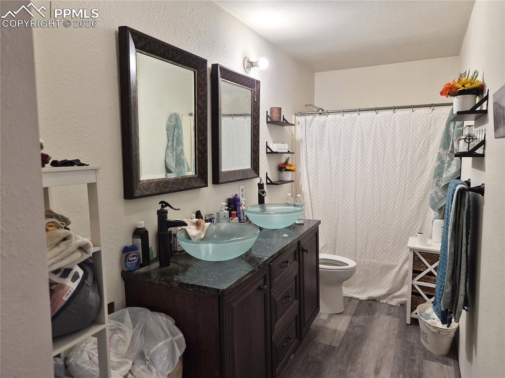 Image 30 of 31: Bathroom