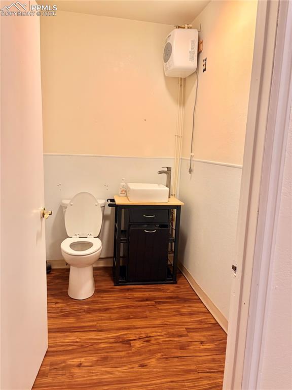 Image 7 of 7: Bathroom