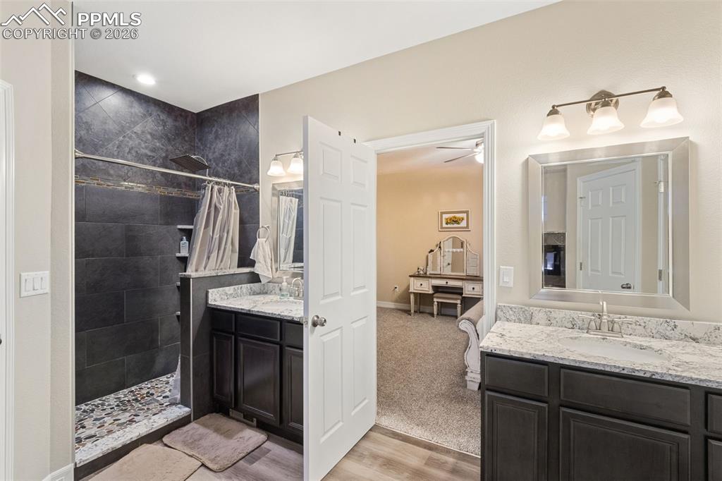 Image 22 of 34: Bathroom