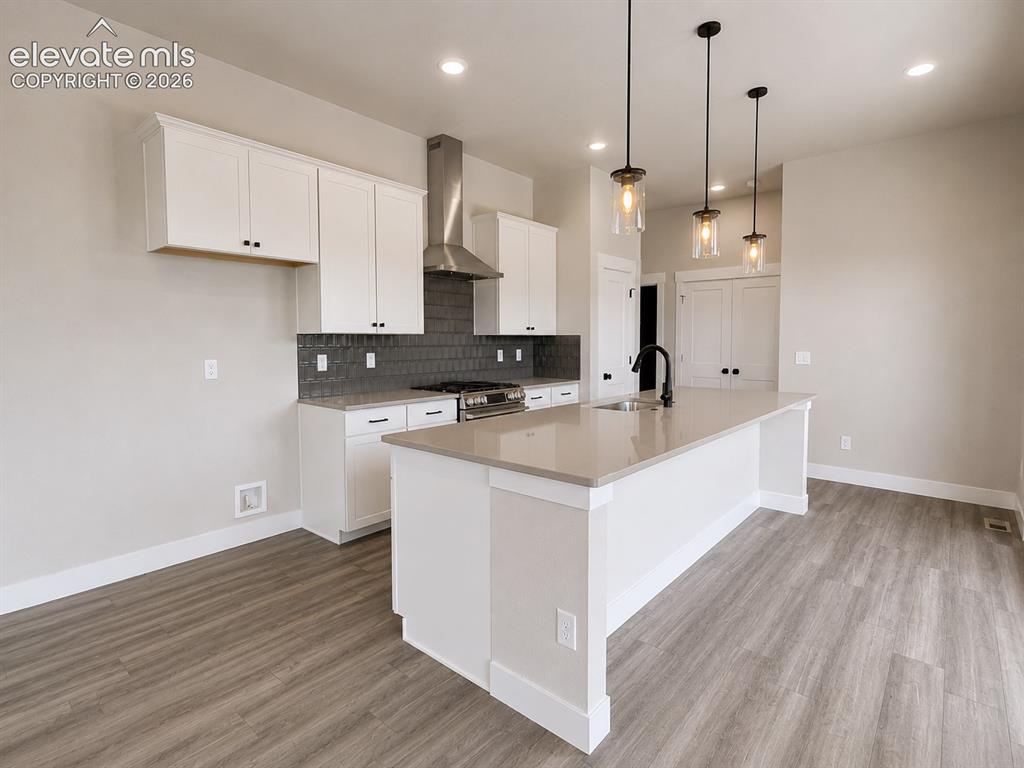 Image 4 of 10: Kitchen