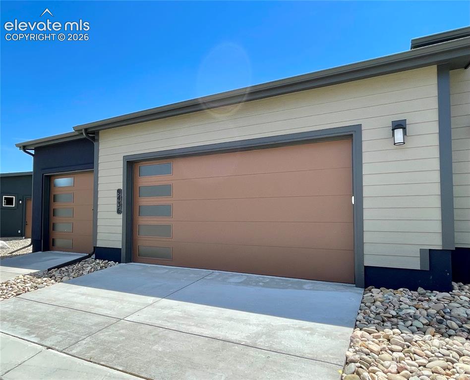 Image 8 of 10: Garage