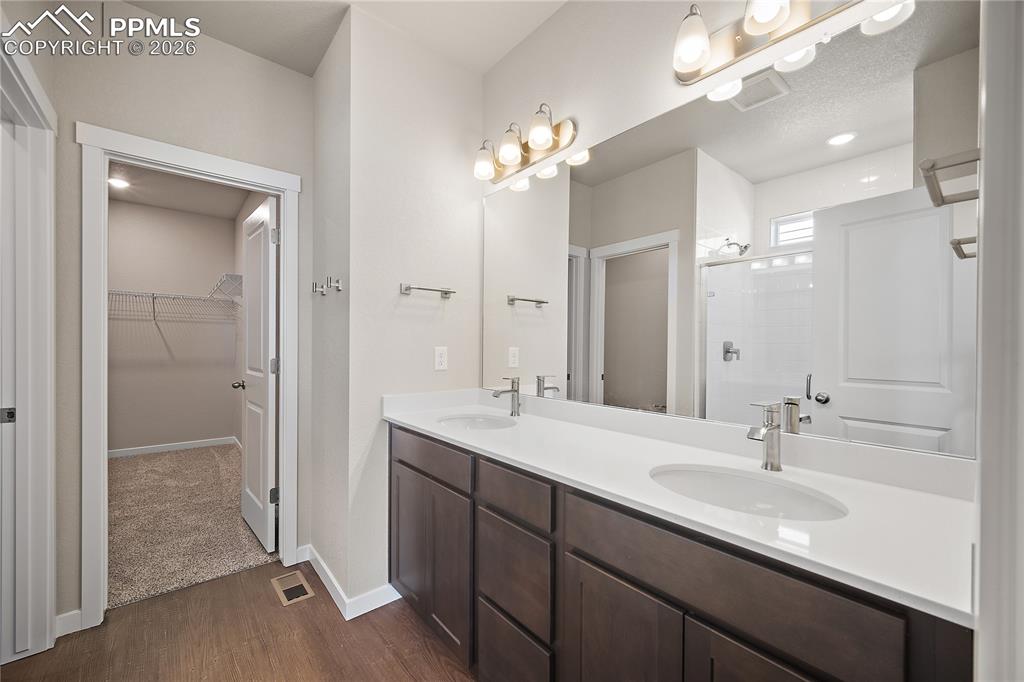 Image 19 of 42: Bathroom