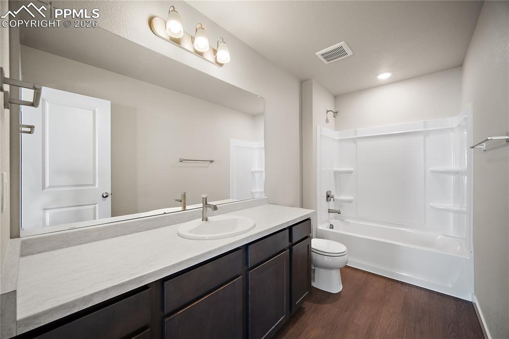 Image 29 of 42: Bathroom