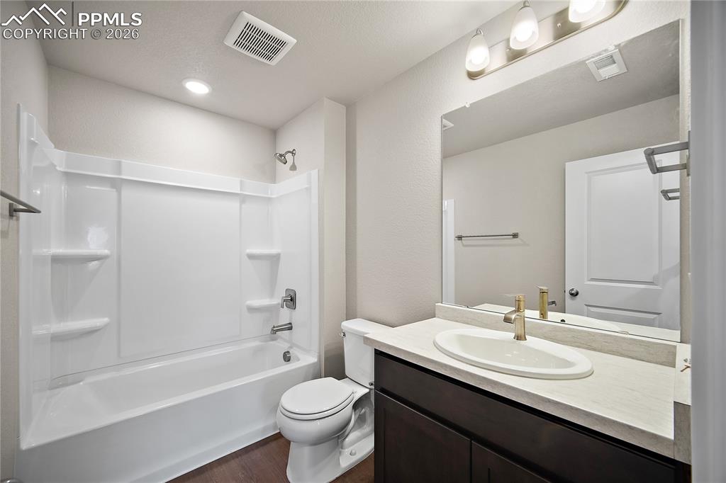 Image 37 of 42: Bathroom