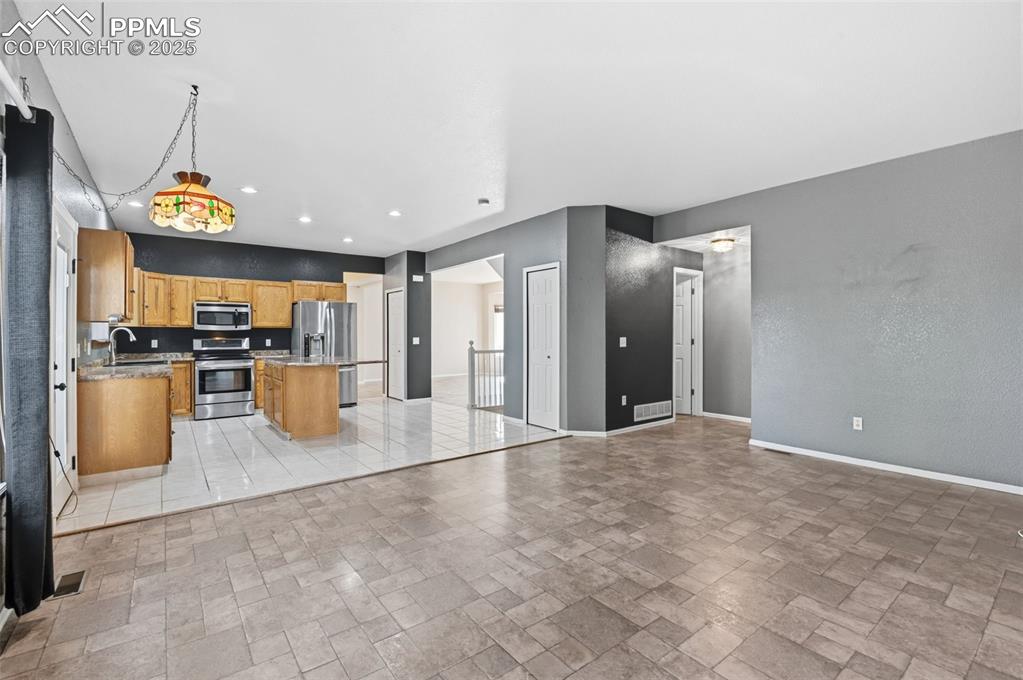 Image 19 of 50: Kitchen