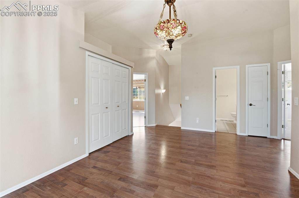 Image 22 of 50: Bedroom