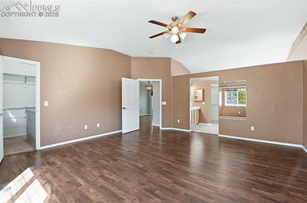 Image 25 of 50: Bedroom