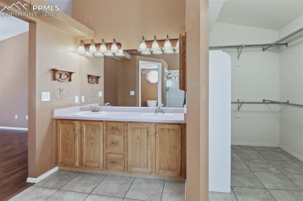 Image 27 of 50: Bathroom