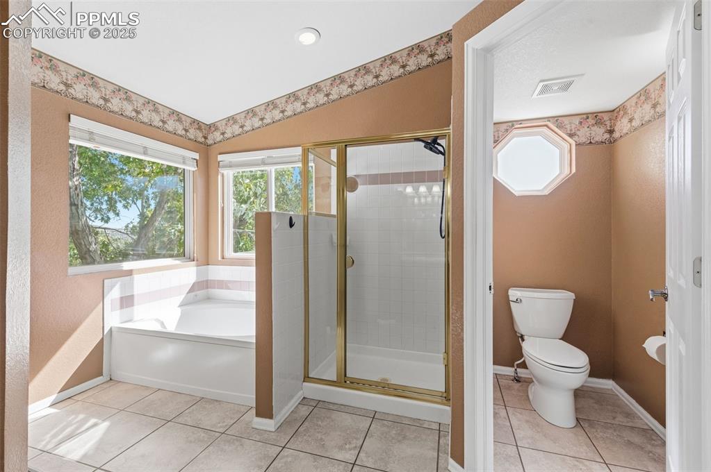 Image 28 of 50: Bathroom