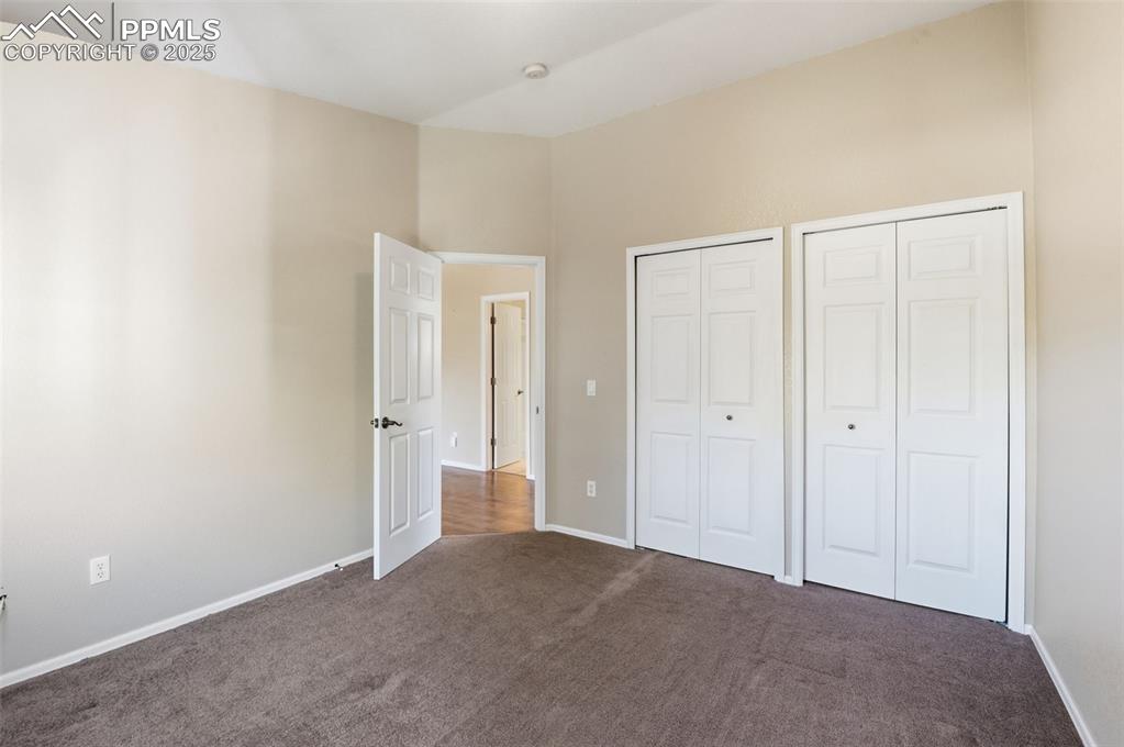 Image 31 of 50: Bedroom