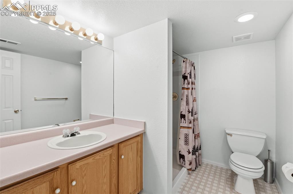 Image 42 of 50: Bathroom