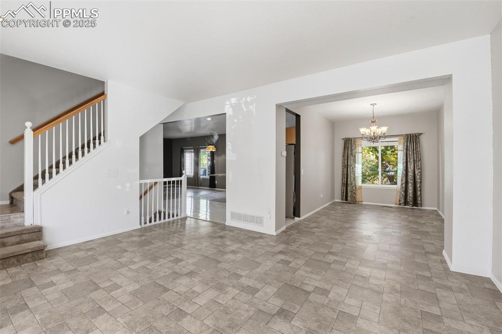 Image 7 of 50: Living Room