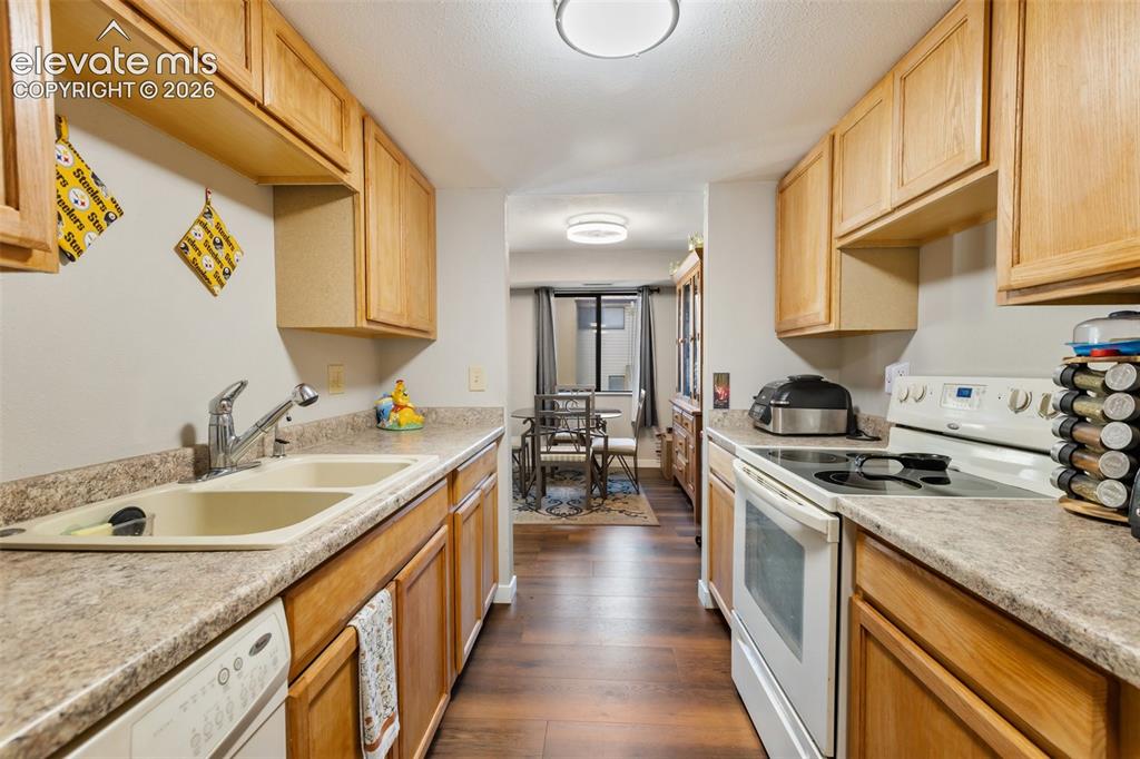 Image 7 of 23: Kitchen