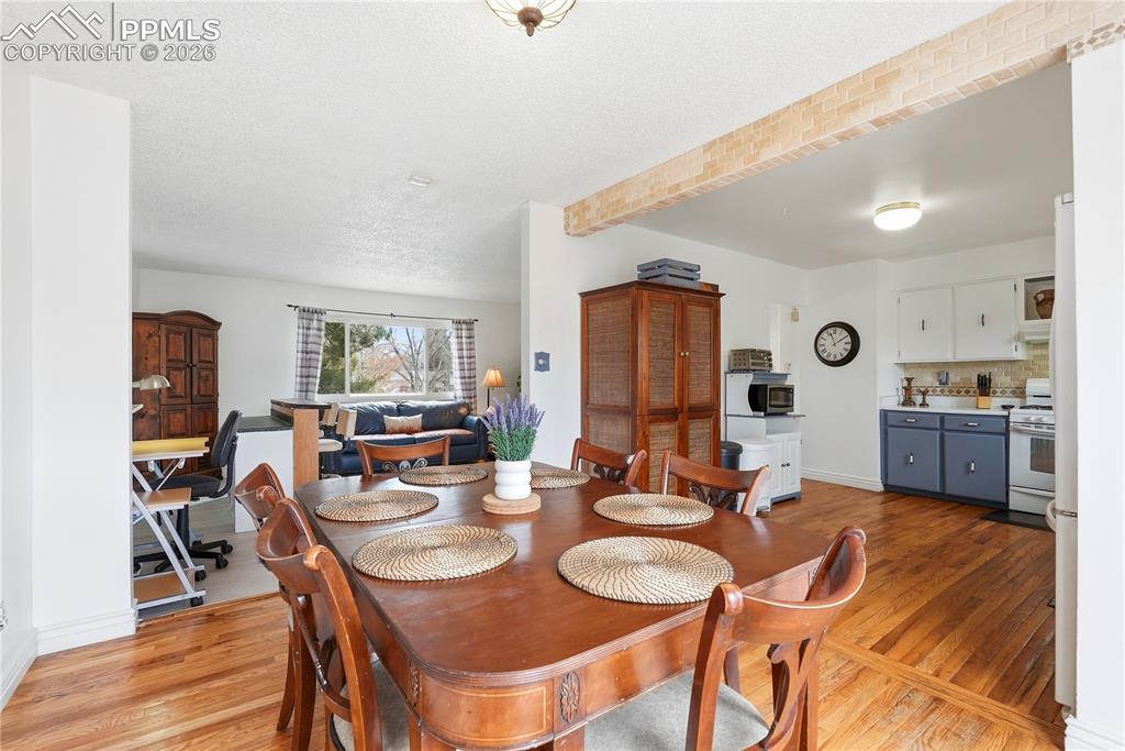 Image 11 of 50: Dining Area