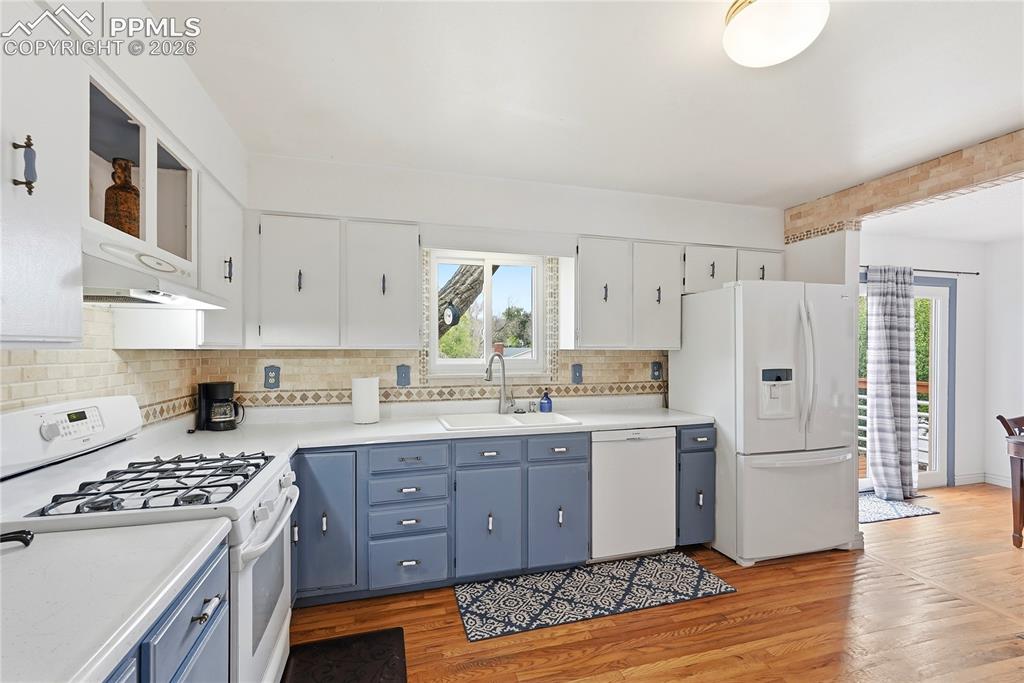 Image 14 of 50: Kitchen