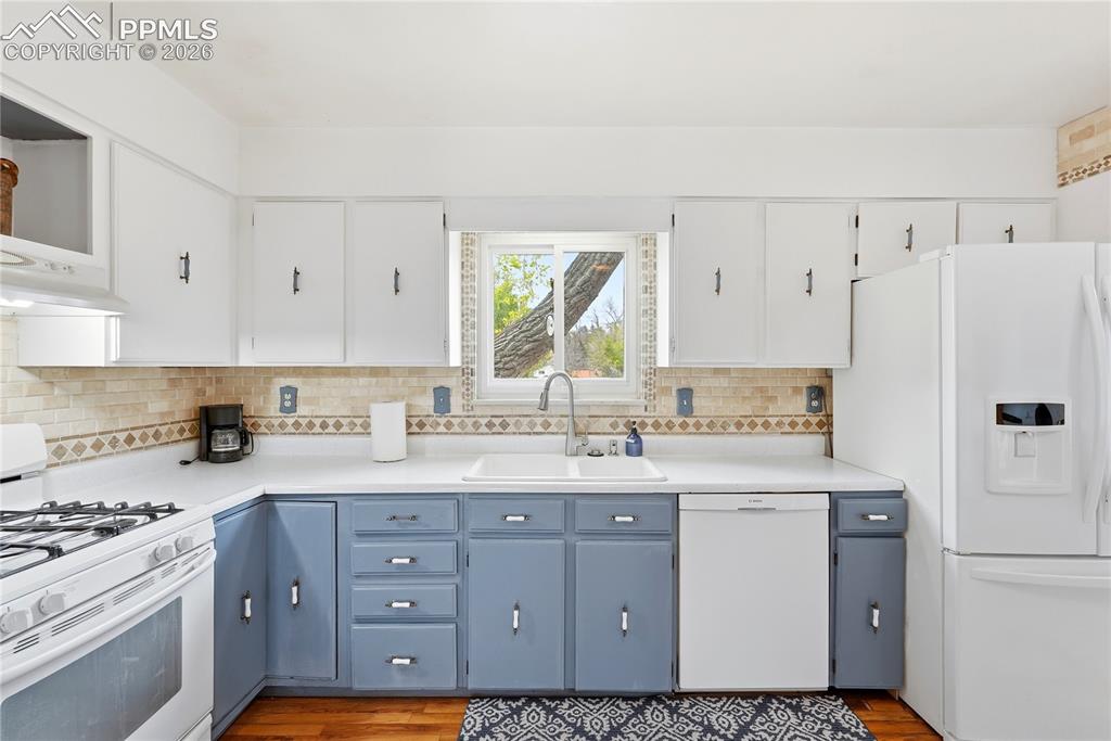 Image 15 of 50: Kitchen