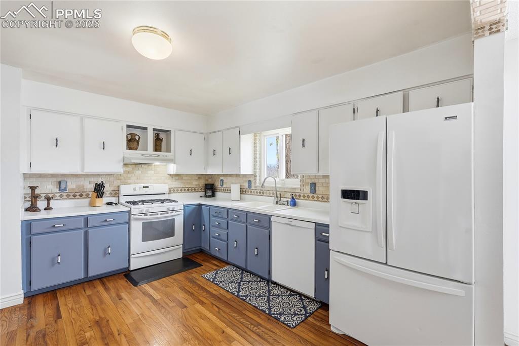 Image 16 of 50: Kitchen