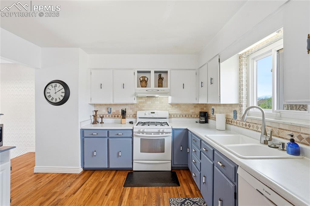 Image 17 of 50: Kitchen