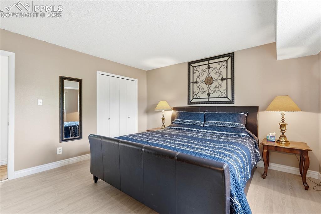 Image 19 of 50: Bedroom