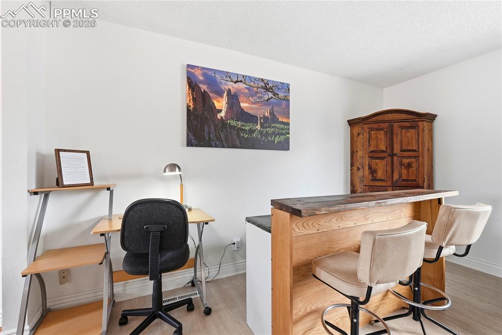 Image 8 of 50: Living Room