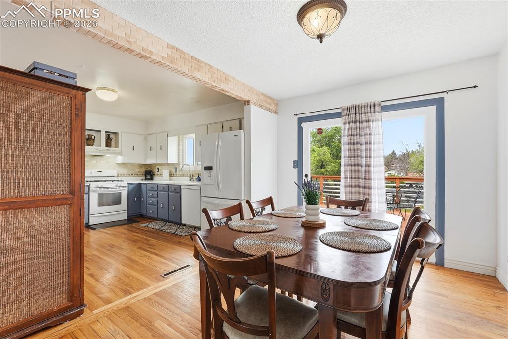 Image 9 of 50: Dining Area