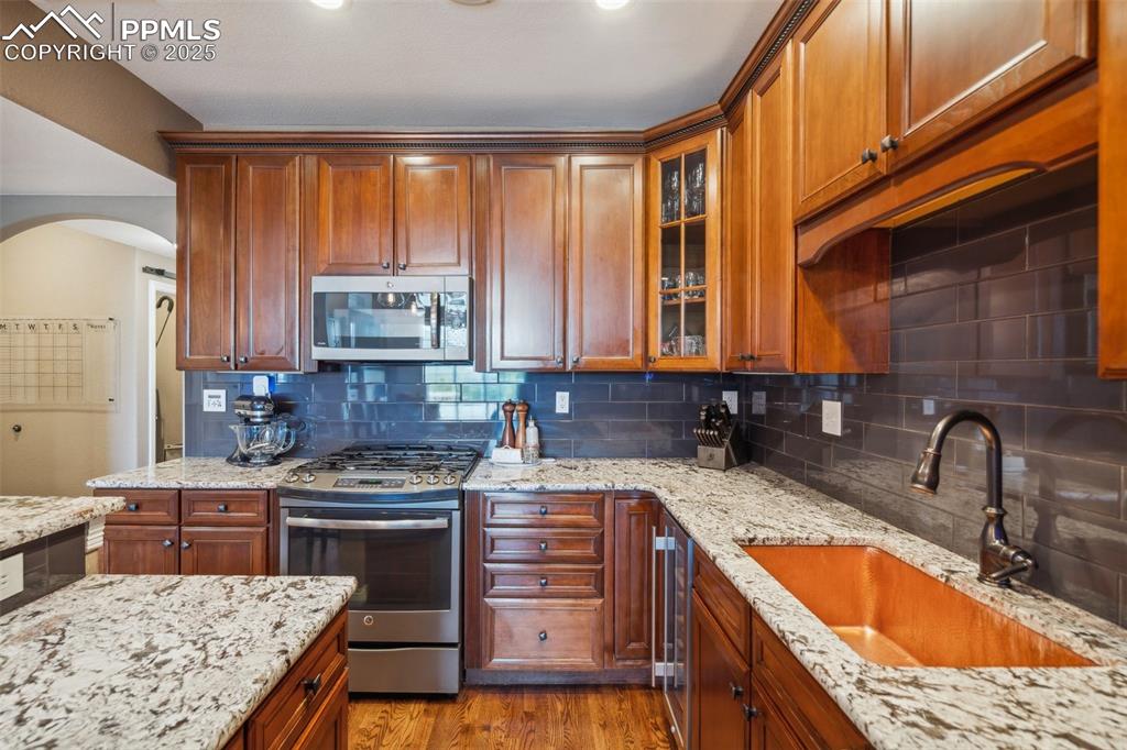 Image 13 of 49: Kitchen