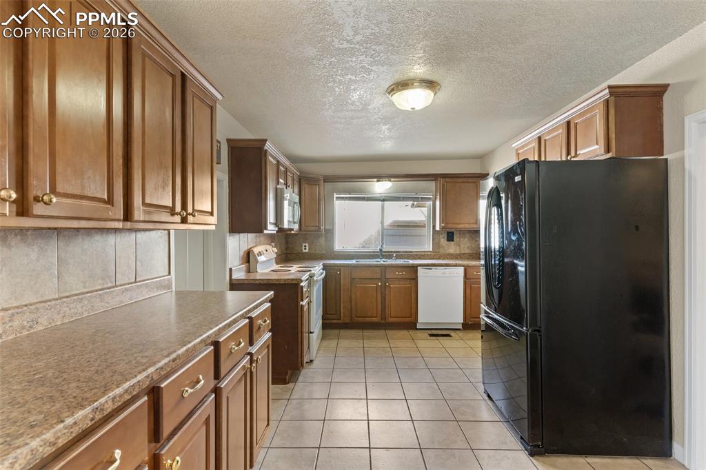 Image 12 of 43: Kitchen