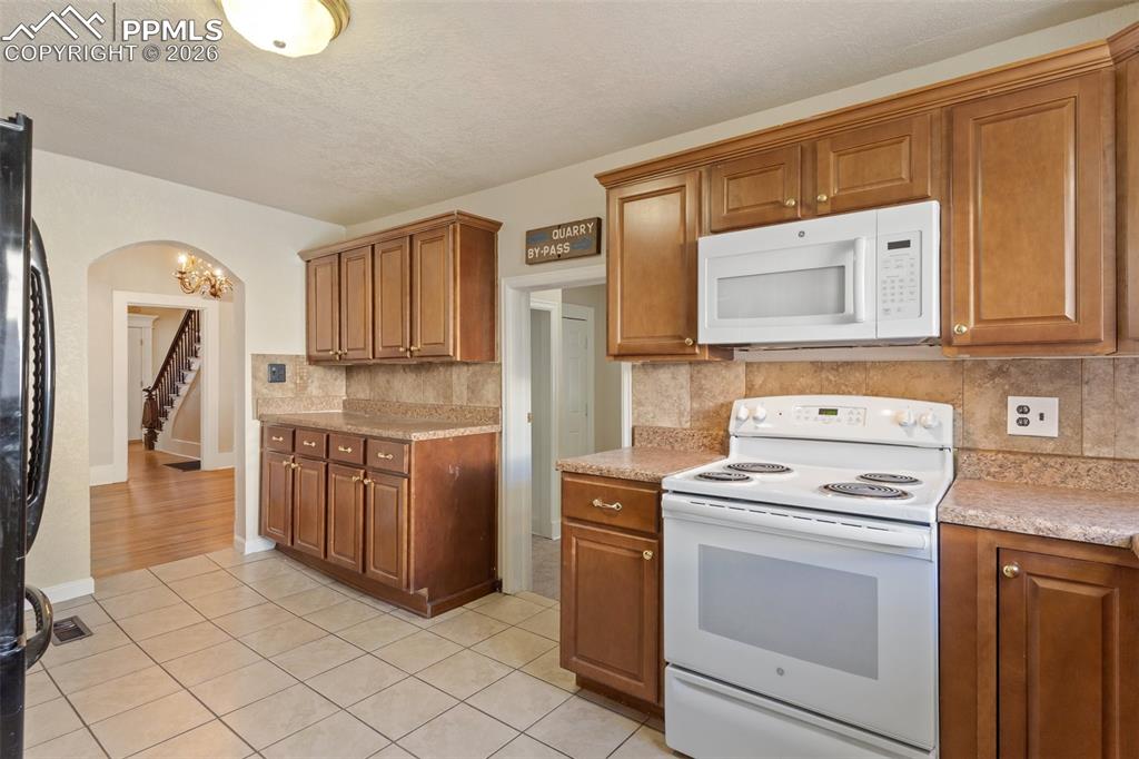 Image 16 of 43: Kitchen