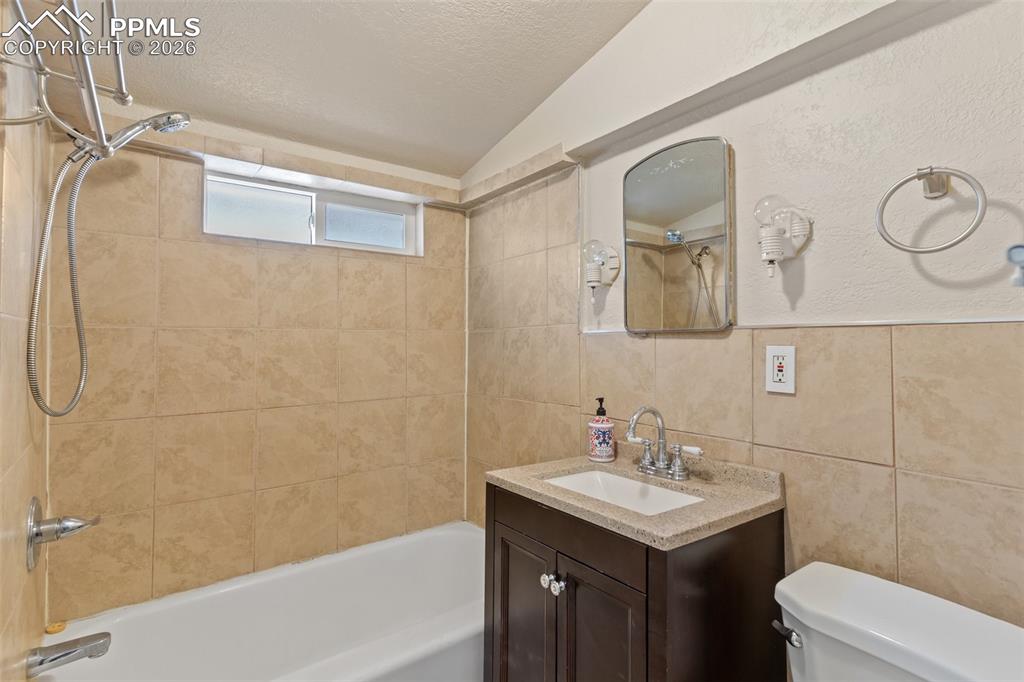 Image 27 of 43: Bathroom