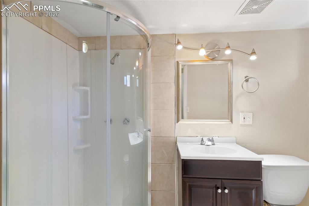 Image 28 of 43: Bathroom