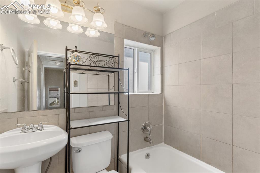 Image 39 of 43: Bathroom