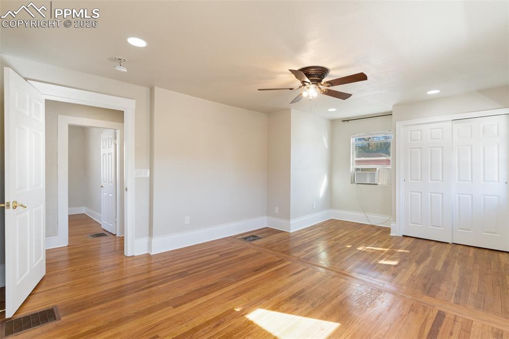 Image 40 of 43: Bedroom