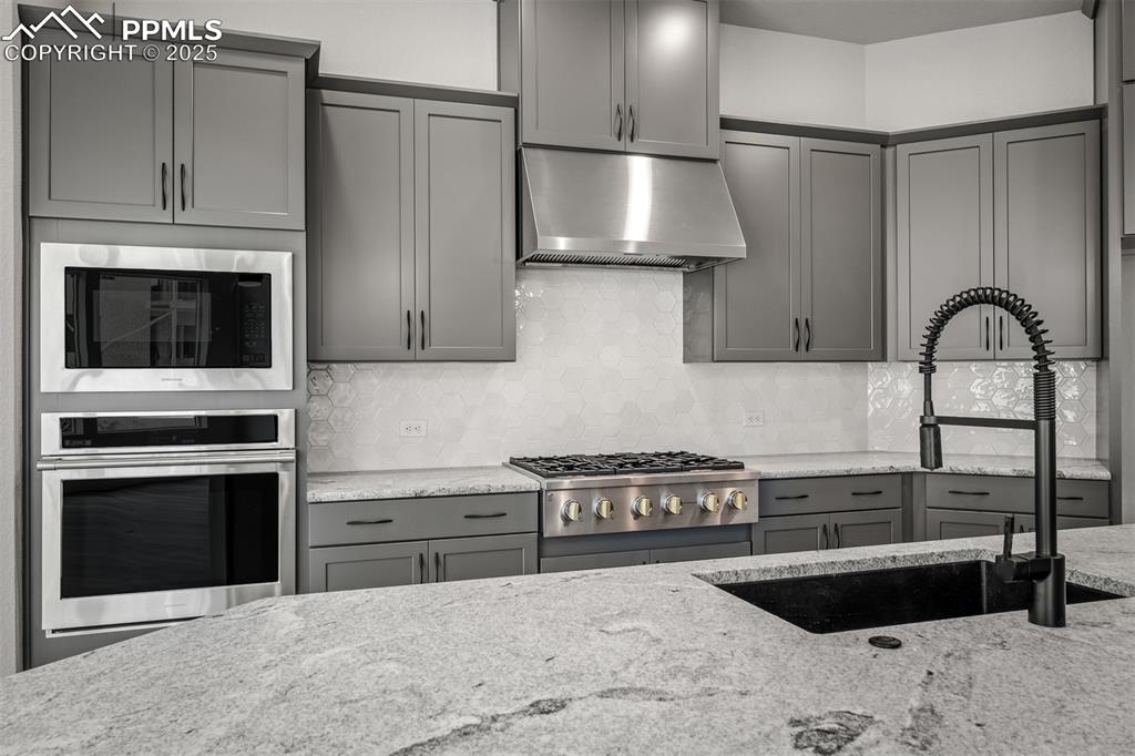 Image 10 of 32: Kitchen