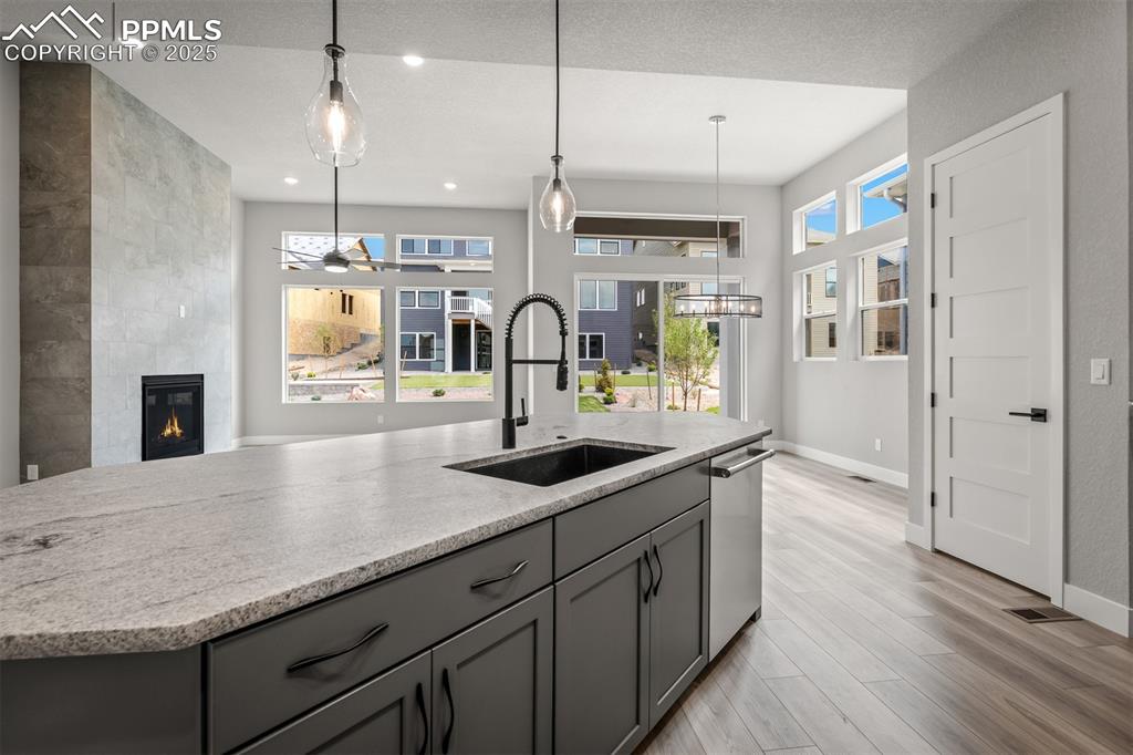 Image 12 of 32: Kitchen