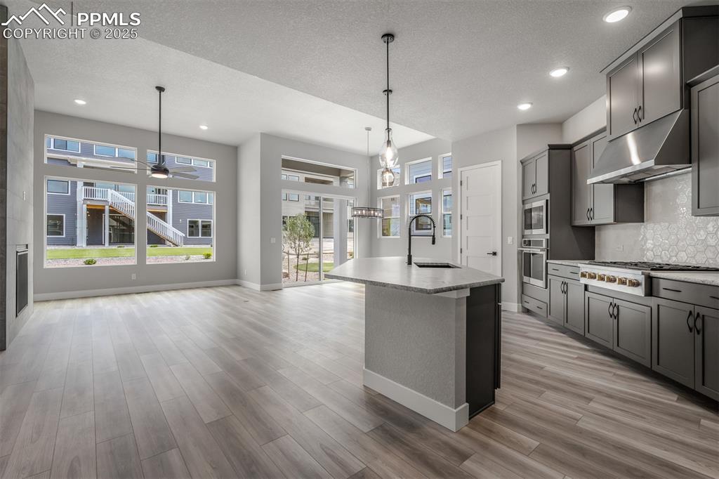 Image 13 of 32: Kitchen