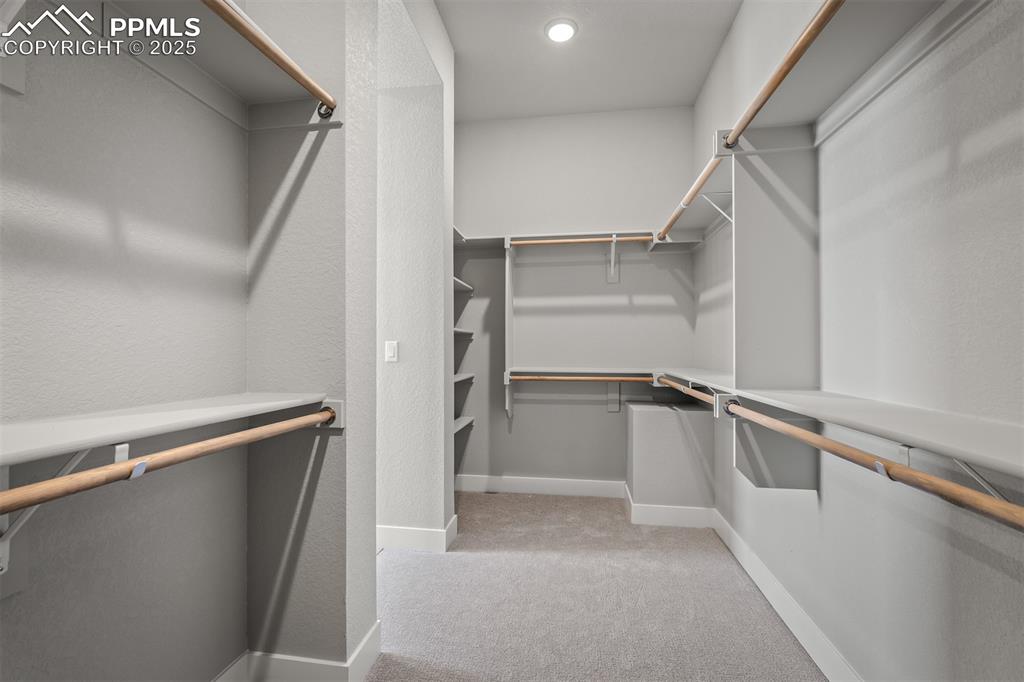 Image 19 of 32: Closet