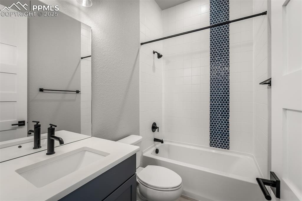 Image 21 of 32: Bathroom