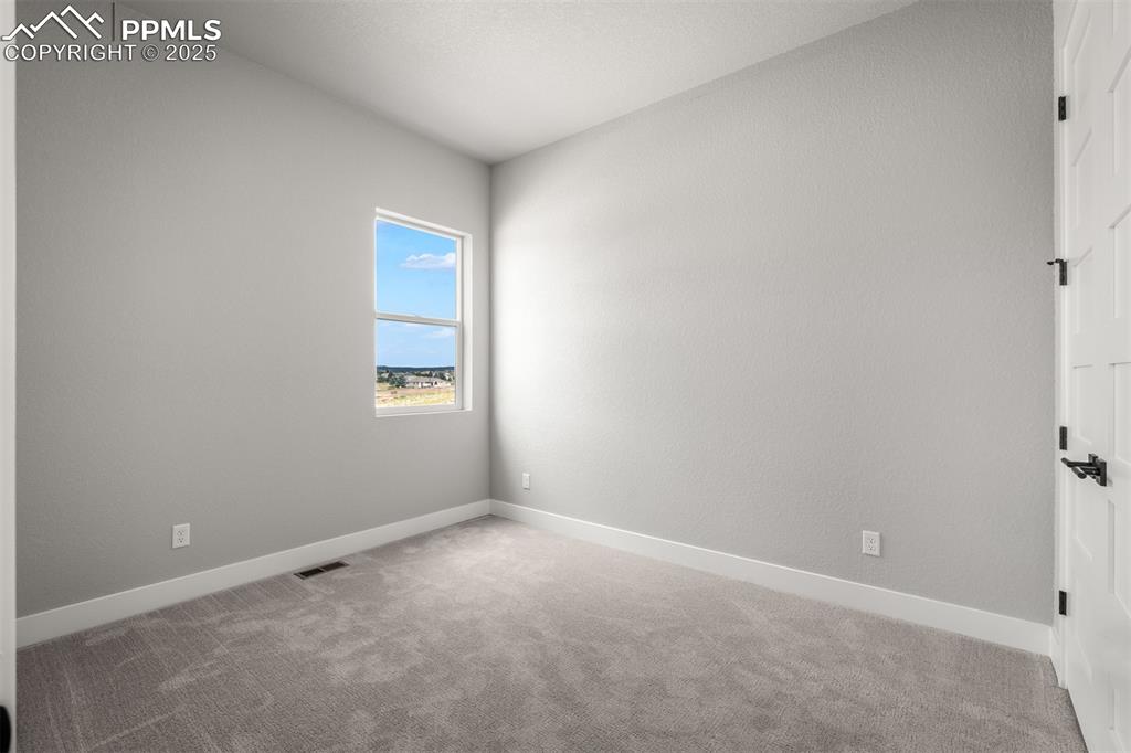 Image 22 of 32: Bedroom