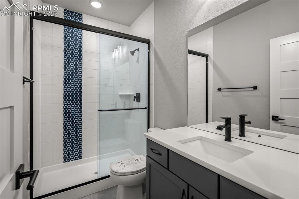 Image 30 of 32: Bathroom