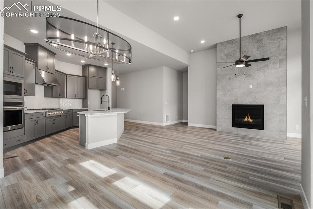 Image 4 of 32: Living Room